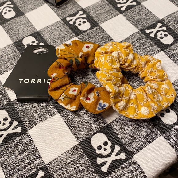 torrid Accessories - NEW Torrid scrunchie set